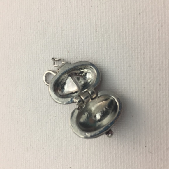 Enamel Heart Locket - Urban Outfitters - Picture 4 of 5